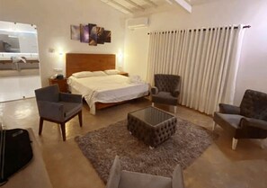 Kahden hengen comfort-huone (yksi tai kaksi sänkyä), 1 suuri parisänky, tupakointi sallittu | Minibaari, silitysrauta/-lauta, ilmainen Wi-Fi