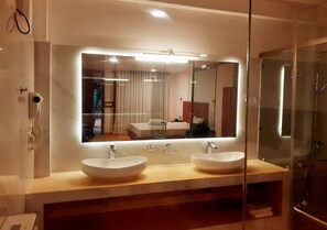 Habitació doble o amb dos llits individuals Comfort, 1 llit de matrimoni gran, fumadors | Bany | Dutxa, assecador de cabells, barnussos i bidet