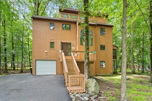 Exterior - Hot Tub, Fire Pit, Game Room; 4BR Cozy Poconos! (East Stroudsburg)