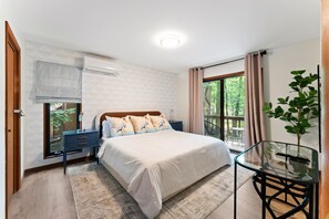 4 sovrum, skrivbord, strykjärn/strykbräda och resesäng