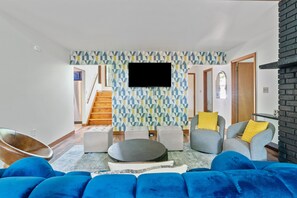 Smart TV, fireplace - Hot Tub, Fire Pit, Game Room; 4BR Cozy Poconos! (East Stroudsburg)