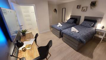 Kamar Premium, 2 Tempat Tidur Twin | 1 kamar tidur, seprai premium, meja kerja, dan ruang kerja ramah laptop