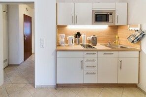 Køleskab, mikrobølgeovn, kogeplade, opvaskemaskine