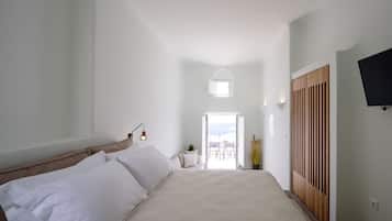 Caja de seguridad en la habitación y tabla de planchar con plancha