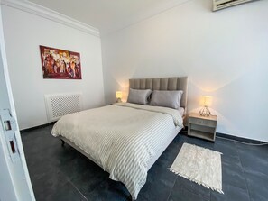 2 Schlafzimmer, Schreibtisch, Bügeleisen/Bügelbrett, Reisekinderbett