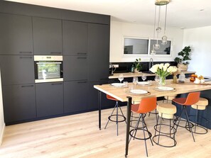 Frigorífico, horno, placa de cocina y lavavajillas