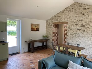 Télévision, cheminée, livres