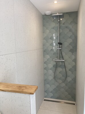 Dusche, Haartrockner, Handtücher
