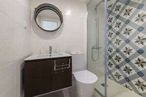 Shower, hair dryer, towels, soap - Duplex with River View - Brightful (Lisboa)