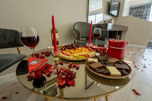 Habitación Deluxe doble, 1 cama doble, chimenea | Servicio de comidas en la habitación