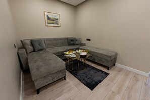 Tripla familiare, 1 letto queen con divano letto | Biancheria da letto di alta qualità, minibar, cassaforte in camera