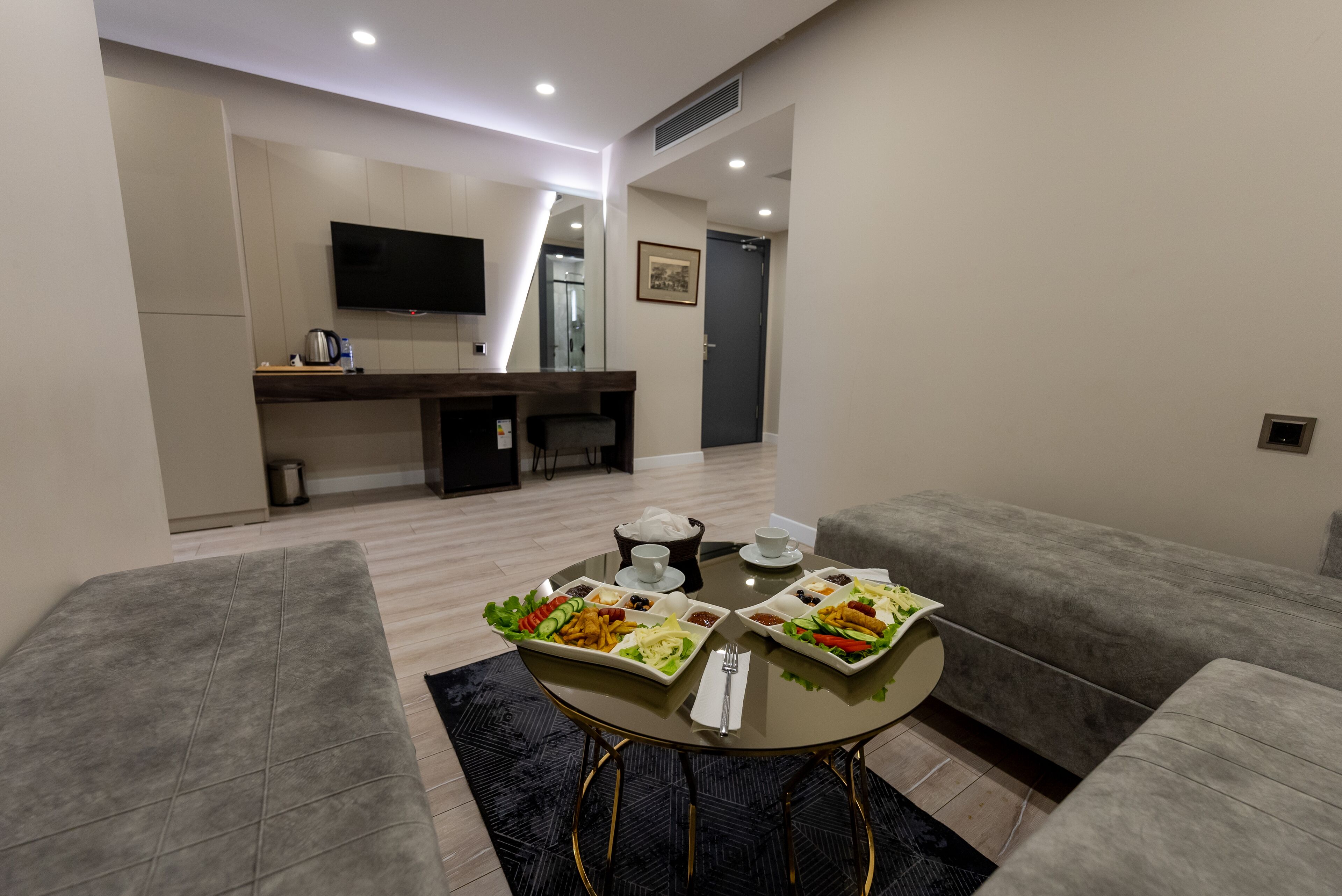 Quarto triplo família, 1 cama Queen e sofá-cama | Roupas de cama premium, frigobar, cofres nos quartos