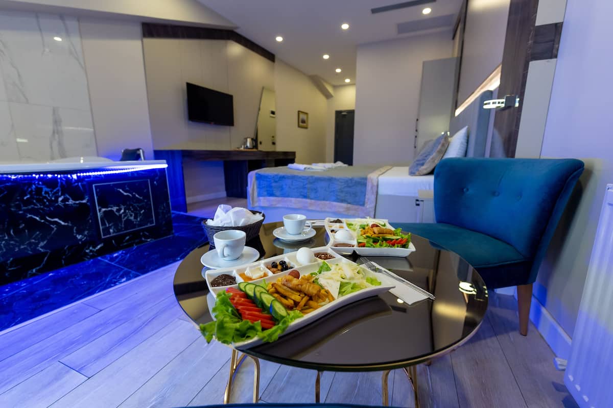 Biancheria da letto di alta qualità, minibar, cassaforte in camera