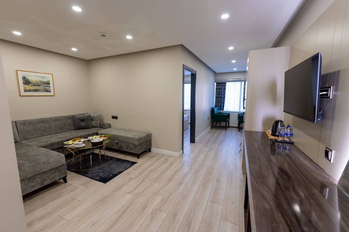 Quarto triplo família, 1 cama Queen e sofá-cama | Roupas de cama premium, frigobar, cofres nos quartos