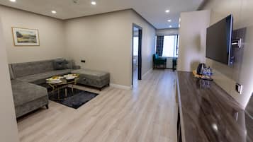 Family Triple Room, 1 Queen Bed with Sofa bed | Premium bedding, minibar, in-room safe, laptop workspace