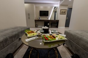 Family Triple Room, 1 Queen Bed with Sofa bed | Premium bedding, minibar, in-room safe, laptop workspace - Meros Hotel (Istanbul)