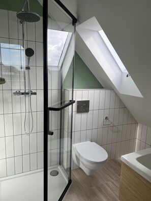 Departamento familiar | Baño | Regadera, regadera tipo lluvia, toallas, papel de baño