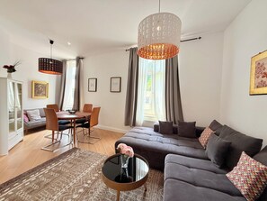 Apartamento económico, 2 habitaciones | Zona de estar