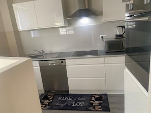 Full-sized fridge, oven, stovetop, dishwasher