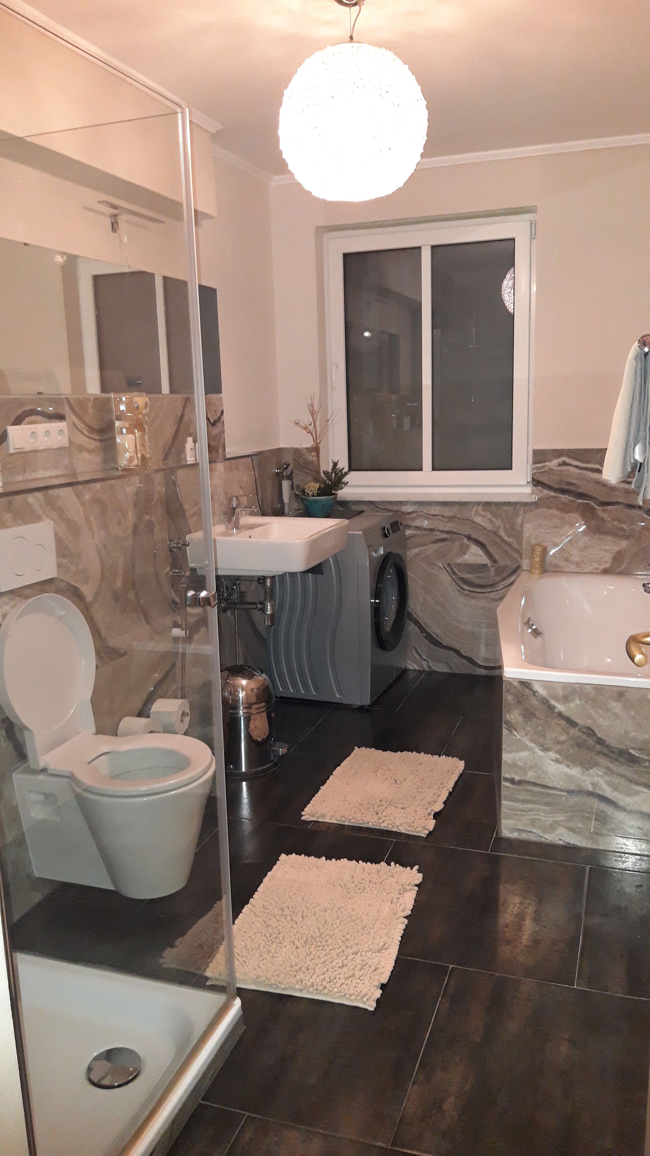 Bañera con ducha, secador de pelo, toallas, jabón