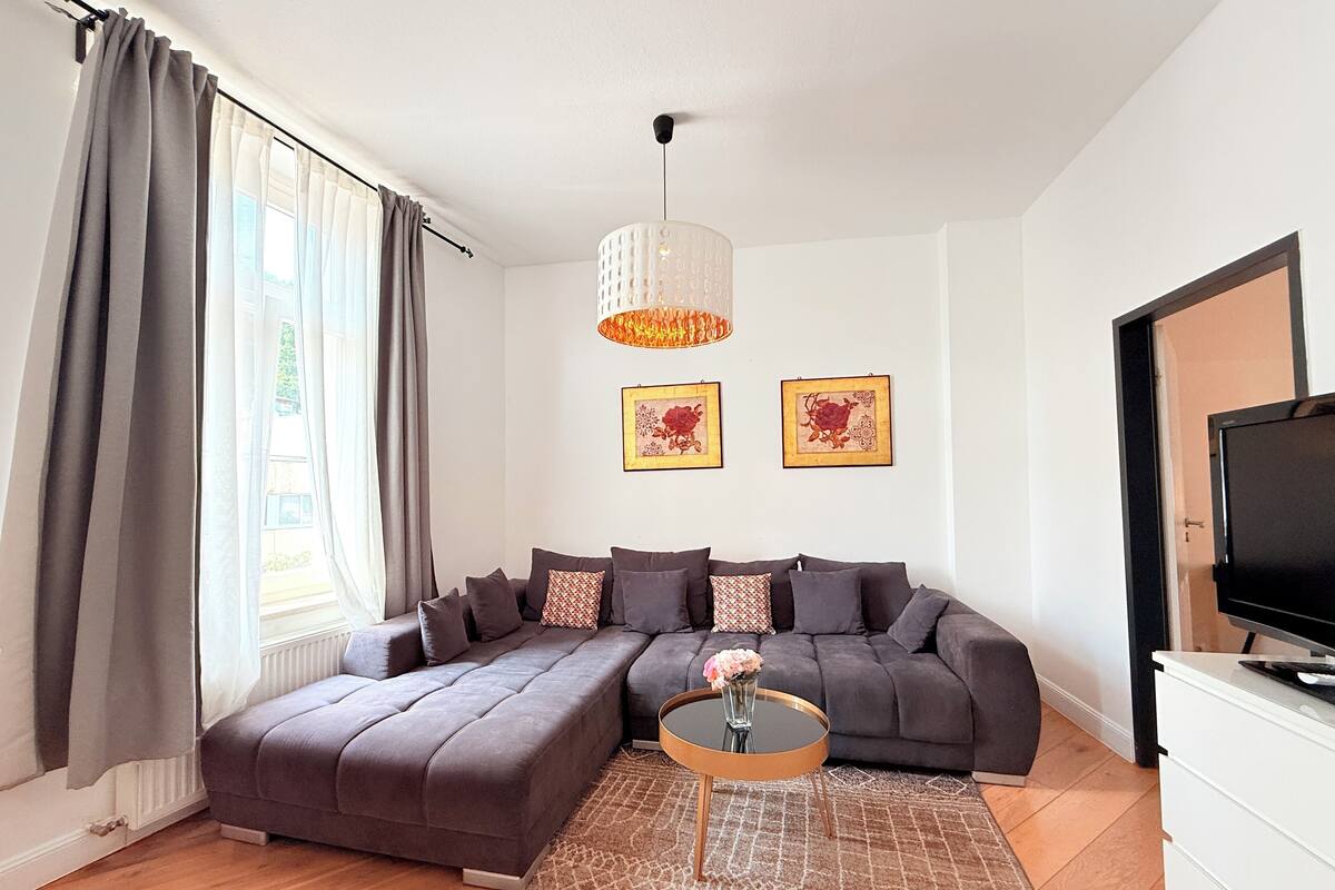 Apartamento econômico, 2 quartos | Área de estar | TV
