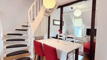 Familienapartment, 2 Schlafzimmer | Essbereich im Zimmer