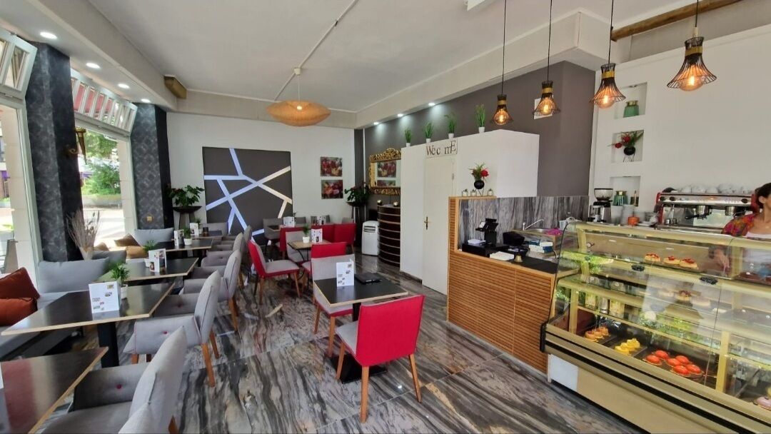 Daily continental breakfast (EUR 1 per person)