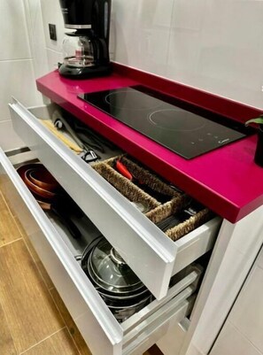 Jääkaappi, mikroaaltouuni, liesi, kahvin-/teenkeitin