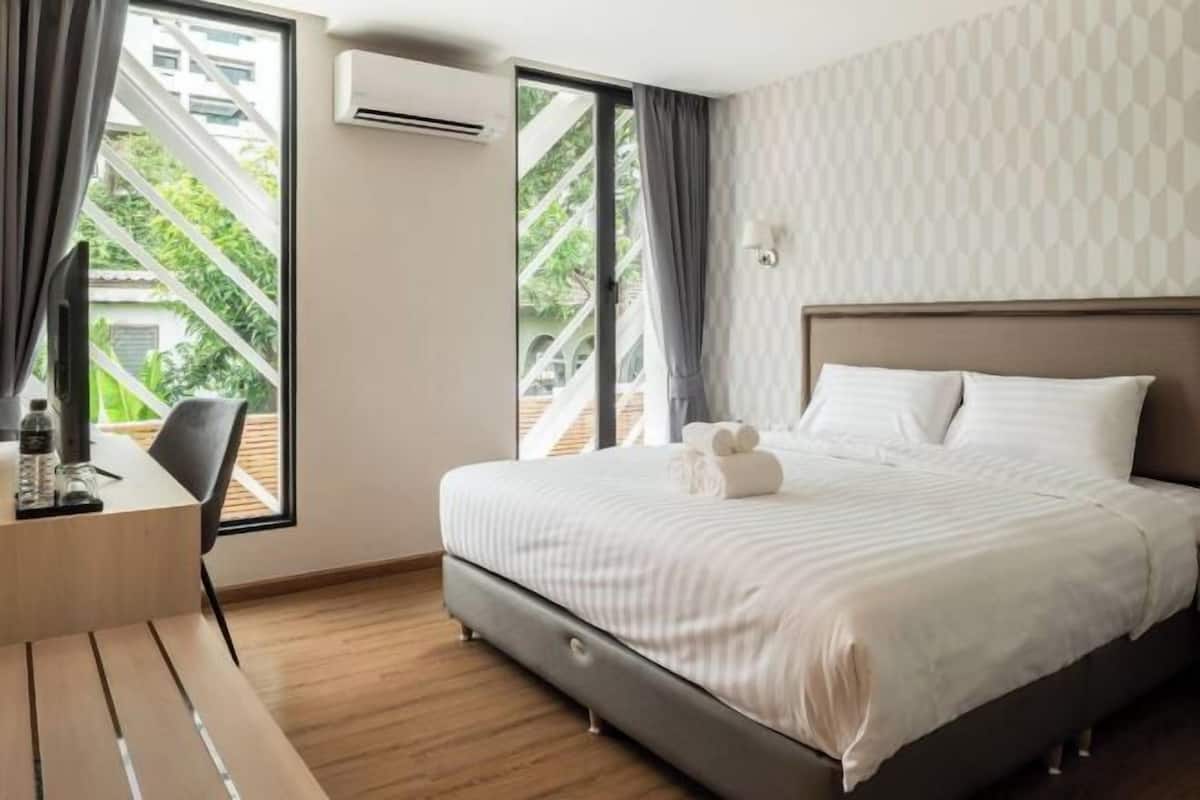 Blackout drapes, rollaway beds, free WiFi, bed sheets