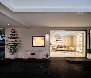 Vista frontal de la propiedad