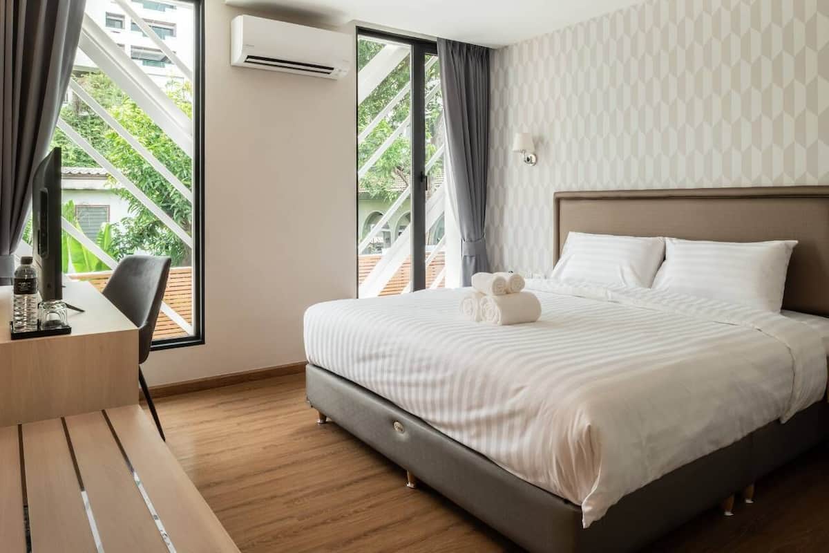 Superior Double or Twin Room with City View | Banheiro | Chuveiro, chuveiro com efeito de chuva, chinelos, toalhas de banho