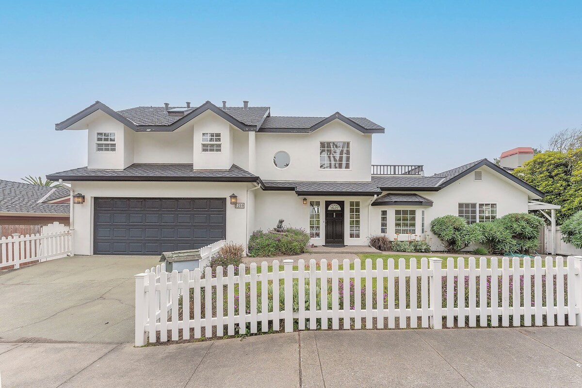 3895 The Fairway House - Walk to Golf and the Bay