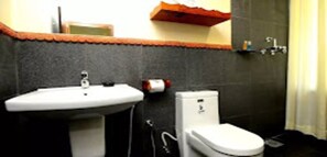 Douche, douche à « effet pluie », serviettes fournies, savon