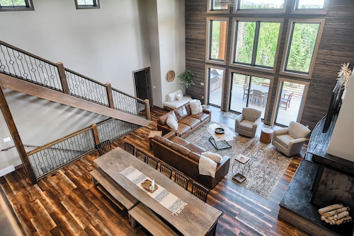 Incredible 5000+ Sq. Ft. Lodge w/ Large Outdoor Space w/Hot Tub and Fire Pit!