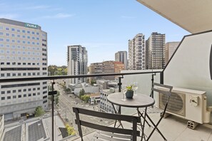 Outdoor dining - The Essence - Fresh, Light & On the Tram Line! (South Melbourne)
