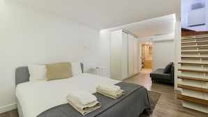 1 bedroom, desk, WiFi, bed sheets - Duplex in middle of Avenida da Liberdade (Lisboa)