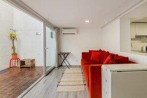 Smart TV, DVD player, stereo, computer monitors