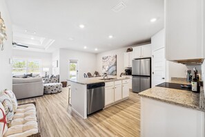 冷蔵庫、電子レンジ、オーブン、コンロ