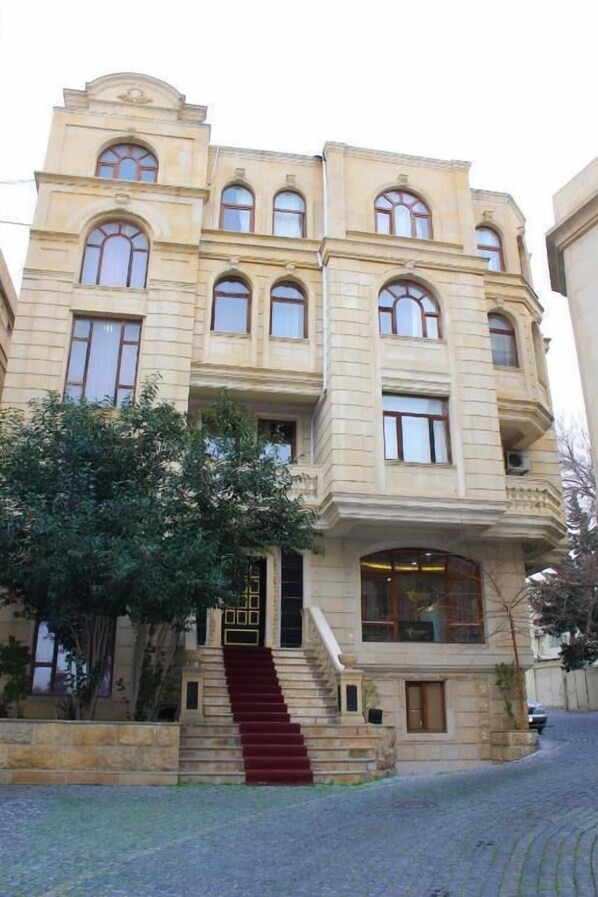 Front of property - PHOENIX HOTEL (Baku)
