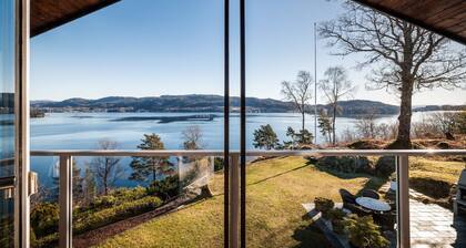 Seaside villa in the heart of Arboretum and Botanical garden with pool & sauna.