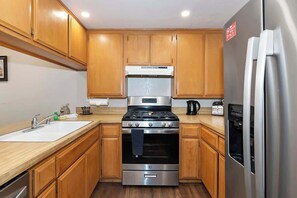 Fridge, microwave, oven, stovetop - Switzerland Summit A Ski In/out (Big Bear Lake)