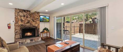 Télévision, cheminée