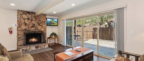 Télévision, cheminée