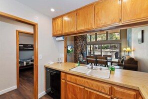 Interior - Switzerland Summit D Ski In/out (Big Bear Lake)