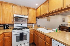 Fridge, microwave, oven, stovetop - Switzerland Summit B Ski In/out (Big Bear Lake)