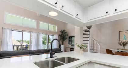 Updated Boho condo, dock your boat or enjoy the Conroe Lake views from your deck