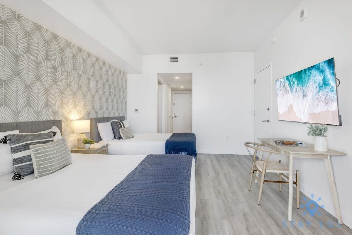 Modern Resort, Apartment With Balcony, Pool, Gym - Hallandale Beach, FL