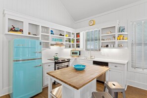 Dishwasher, dining tables - Goodnight Moon - Newly Renovated 30A Cottage in Historic Grayton Beach! (Grayton Beach)