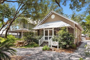 Exterior - Goodnight Moon - Newly Renovated 30A Cottage in Historic Grayton Beach! (Grayton Beach)