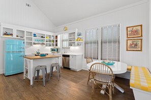 Dishwasher, dining tables - Goodnight Moon - Newly Renovated 30A Cottage in Historic Grayton Beach! (Grayton Beach)